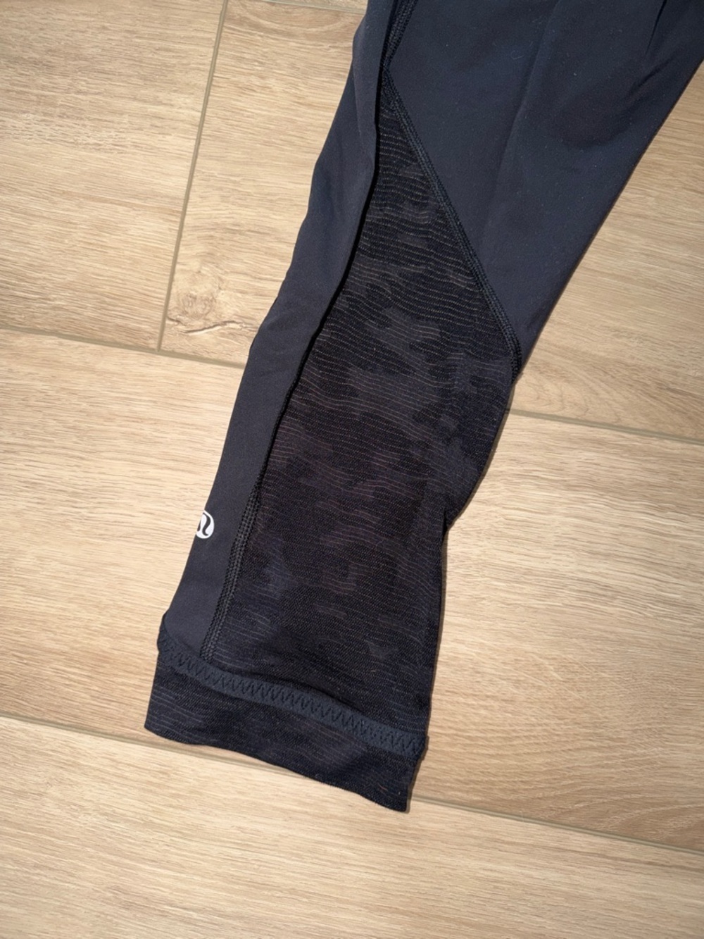 Lululemon Black Athletic Cropped Leggings with Camo accent on back size 2 19” - Picture 2 of 7